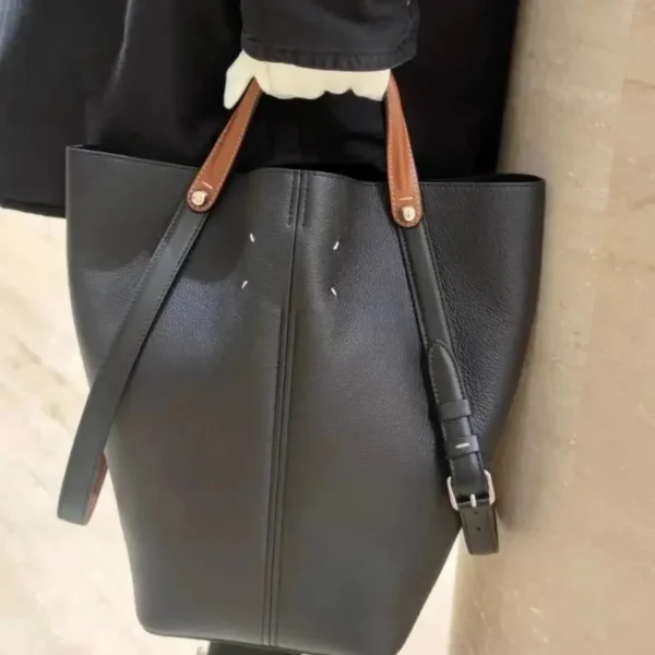 Large Capacity Bucket Bag Dark Style Handheld Leather Sewing Line Commuter Tote Bag Neutral Minimalist Style Single Shoulder Bag - Image 3