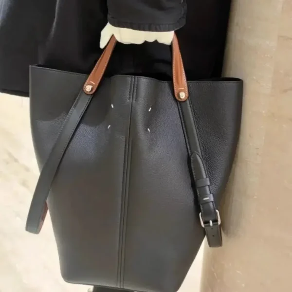 Large Capacity Bucket Bag Dark Style Handheld Leather Sewing Line Commuter Tote Bag Neutral Minimalist Style Single Shoulder Bag - Image 4