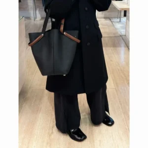 Large Capacity Bucket Bag Dark Style Handheld Leather Sewing Line Commuter Tote Bag Neutral Minimalist Style Single Shoulder Bag