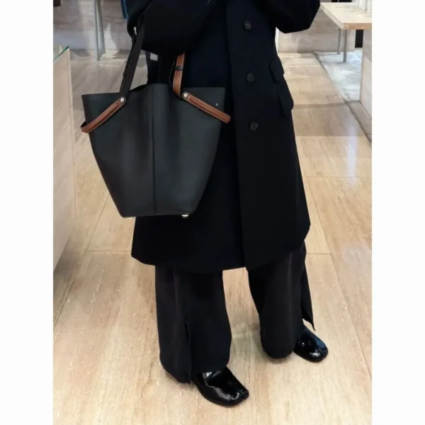 Large Capacity Bucket Bag Dark Style Handheld Leather Sewing Line Commuter Tote Bag Neutral Minimalist Style Single Shoulder Bag
